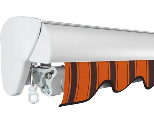 Detailansicht einer Markise mit braun-orange gestreiftem Volant