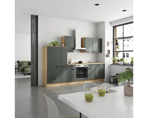 Moderne Küche mit grünen Schränken und Holzelementen in hellem Raum.