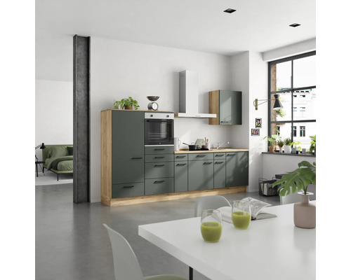 Helle Küche mit grauen Schränken, Holzdetails, Dunstabzugshaube und weißen Wänden