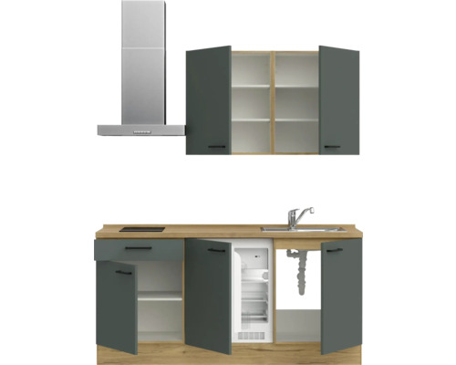 Küchenzeile mit Dunstabzugshaube, Spüle und eingebautem Kühlschrank