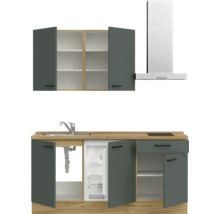 Küchenzeile mit Spüle, Kühlschrank und Dunstabzugshaube