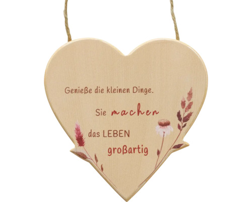 Herzförmiges Holzschild mit der Aufschrift: Genieße die kleinen Dinge. Sie machen das Leben großartig.