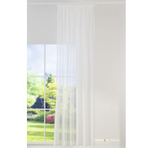 Weißer Gardinenschal vor einem Fenster mit Gartenblick