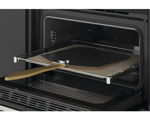 Pizzaheber mit Holzgriff und Pizzastein im Backofen