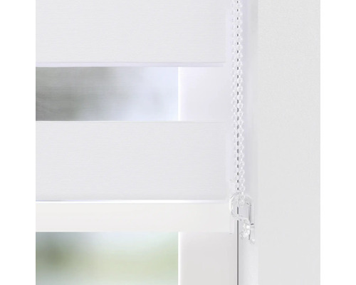 Detailansicht eines weißen Doppelrollos mit Kettenzug