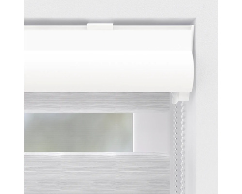 Detailansicht eines Duo-Rollos im Fenster