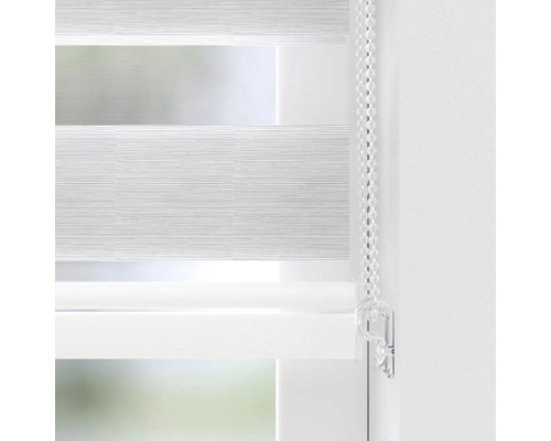 Detail einer Fensterdekoration mit Kettenzugbedienung