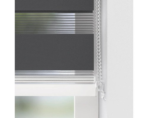Graues Doppelrollo am Fenster mit Bedienkette