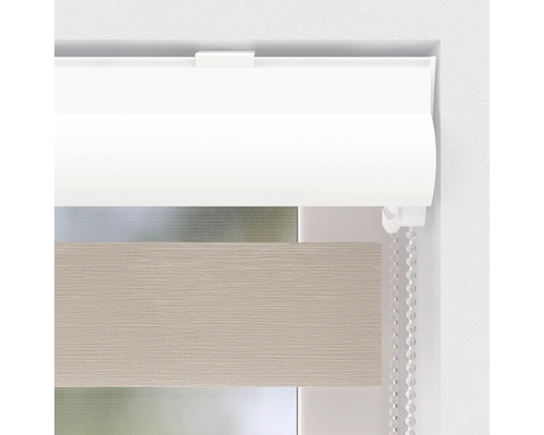 Detailansicht eines Doppelrollos mit Kettenzug im Fensterrahmen