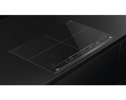 Schwarzes Induktionskochfeld mit vier Kochzonen auf einer Küchentheke