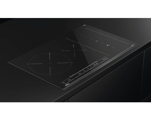 Schwarzes Glaskeramikkochfeld von Teka in einer Küche