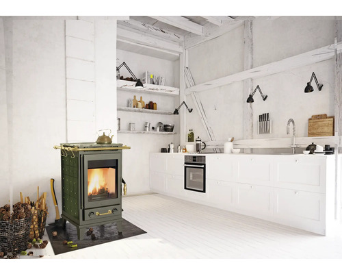 Helle Küche mit Holzofen, Spüle und Küchengeräten
