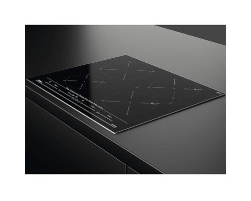 Schwarzes Glaskeramikkochfeld mit vier Kochzonen auf einer Küchentheke.