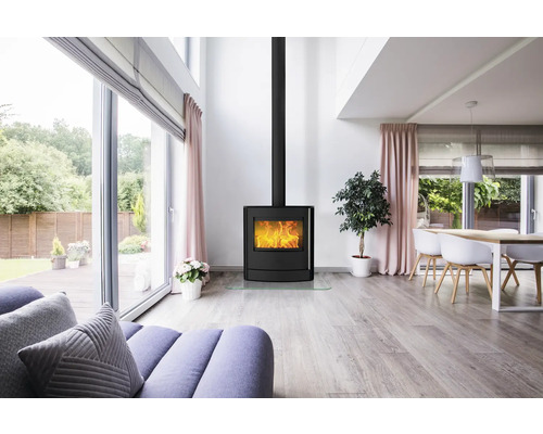 Kaminofen in hellem Wohnzimmer mit grossen Fenstern und moderner Einrichtung