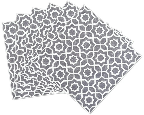 Mehrere graue Servietten mit geometrischem Muster