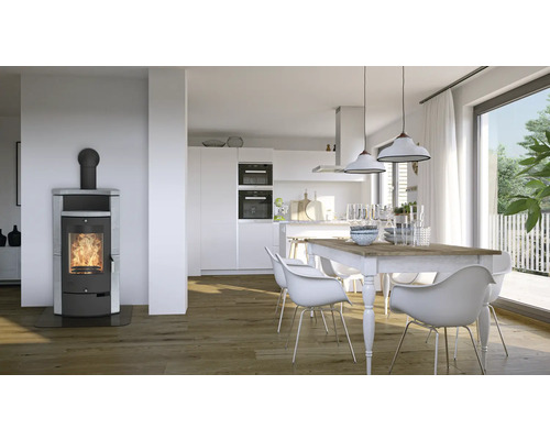 Wohnzimmer mit Kaminofen, Esstisch und Küche