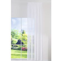 Fenster mit weißem, transparentem Gardinenschal