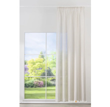 Fenster mit Gardine, die teilweise geschlossen ist.