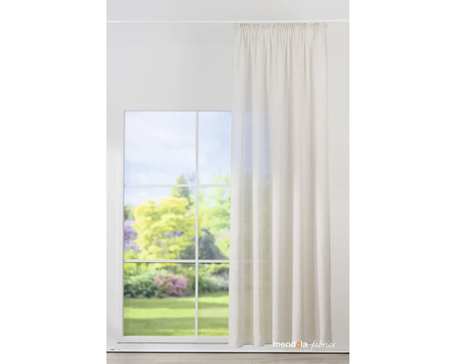 Fenster mit Gardine, die teilweise geschlossen ist.