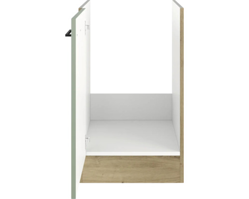 Offener Badezimmerschrank mit Tür