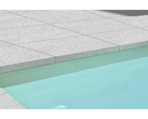 Nahaufnahme von Steinplatten um einen Swimmingpool