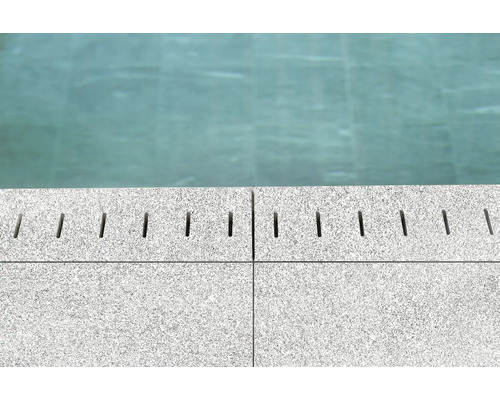 Detailansicht eines Poolrandsteins mit Entwässerungsrillen