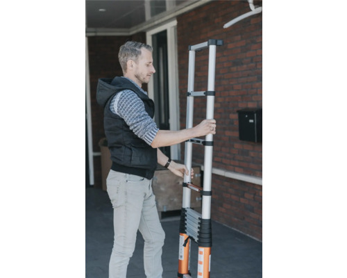 Mann hantiert mit einer Teleskopleiter.