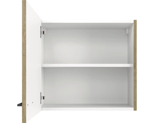 Offener Badezimmerschrank mit einem Regalboden