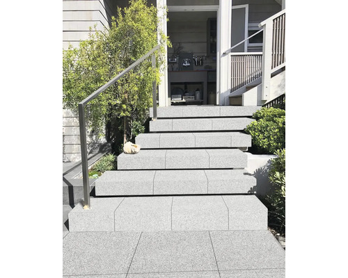 Außentreppe mit Geländer zum Hauseingang