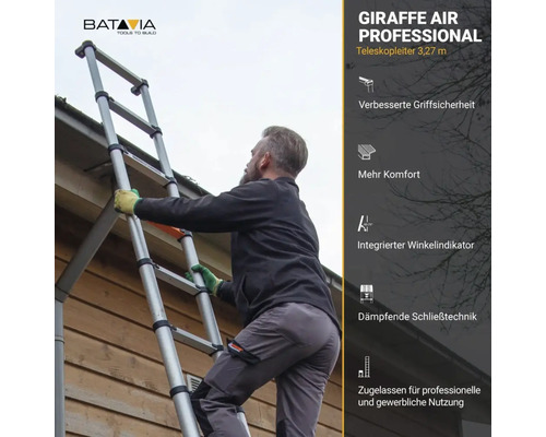 Mann steigt auf einer ausziehbaren Aluminiumleiter.