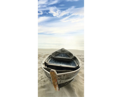 Ein kleines Boot liegt am Strand unter einem bewölkten Himmel