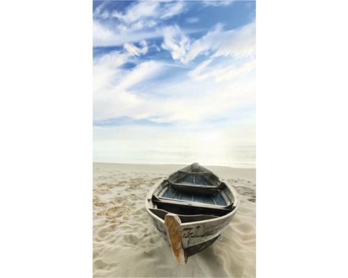 Holzboot am Strand unter bewölktem Himmel