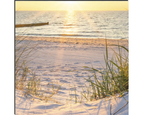 Strandlandschaft mit Sand und Meer bei Sonnenuntergang