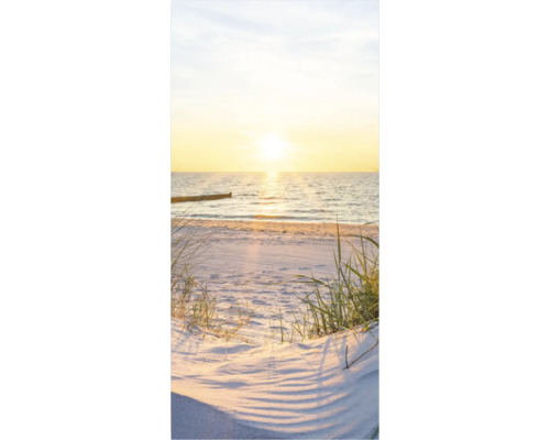 Sonnenaufgang am Strand mit Sand, Gras und Meer