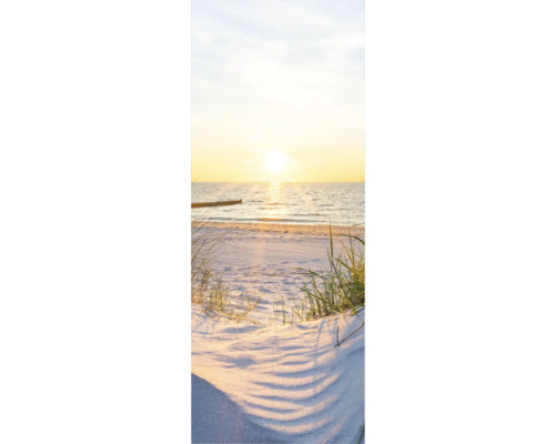 Strand mit Sand und Meer bei Sonnenuntergang