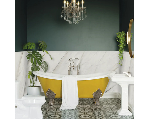 Badezimmer mit Badewanne, Waschbecken, Toilette und Kristalllüster
