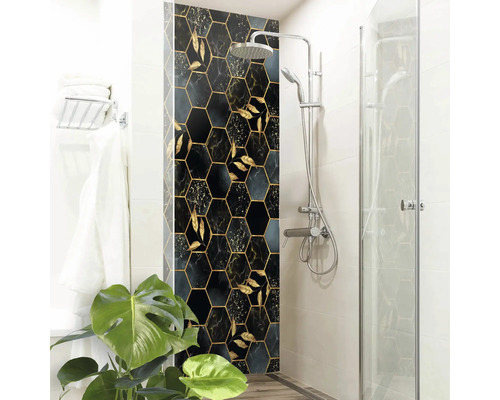 Badezimmer mit Duschabtrennung und Wandpaneel mit Hexagonmuster