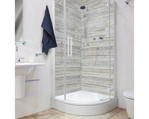 Eckdusche mit Duschkopf und Handbrause in einem hellen Badezimmer