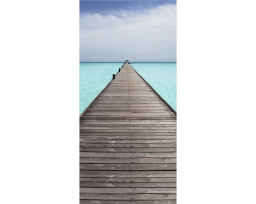 Ein langer Holzsteg führt ins Meer.