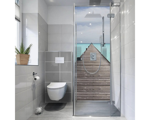 Modernes Badezimmer mit Toilette, Dusche und hellen Fliesen