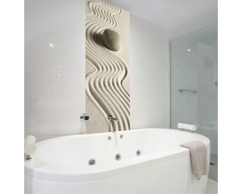 Badezimmer mit Badewanne und Zen-Wandpaneel mit Sand und Steinmotiv