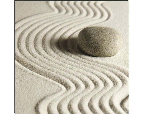 Zen-Garten mit Stein und Sandmuster