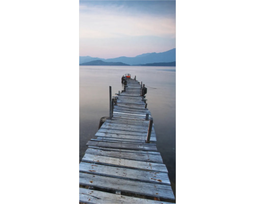 Holzsteg führt zu einem See mit Bergen