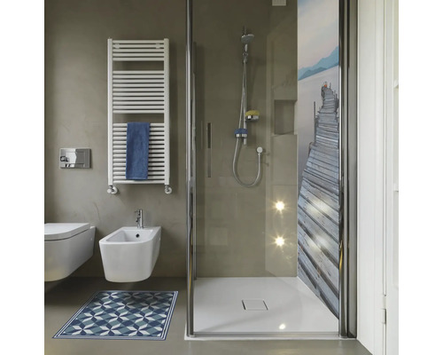 Badezimmer mit Dusche, Handtuchwärmer, Toilette, Bidet und Teppich