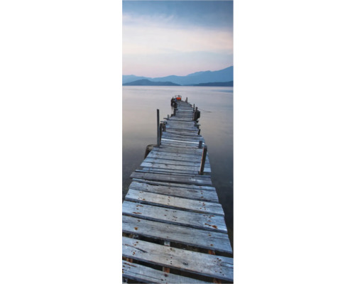 Holzsteg am See mit Gebirge im Hintergrund
