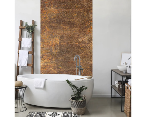 Modernes Badezimmer mit freistehender Badewanne und Wandpaneel in Rostoptik.