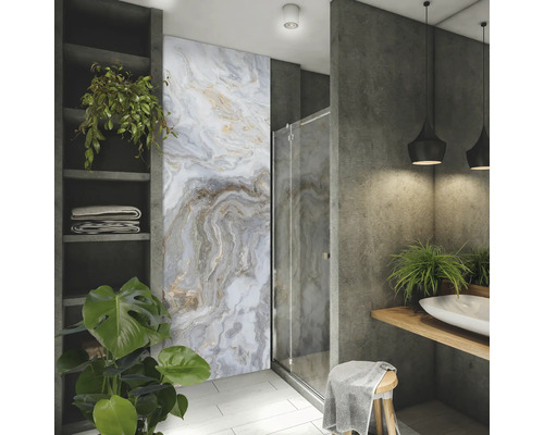 Badezimmer mit Duschkabine, Waschbecken und Wandpaneel in Marmoroptik