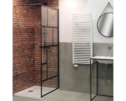 Badezimmer mit Walk-In Dusche, Heizkörper, Spiegel und Waschbecken