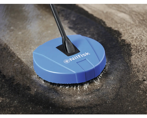 Nilfisk Flächenreiniger im Einsatz auf einer Terrasse