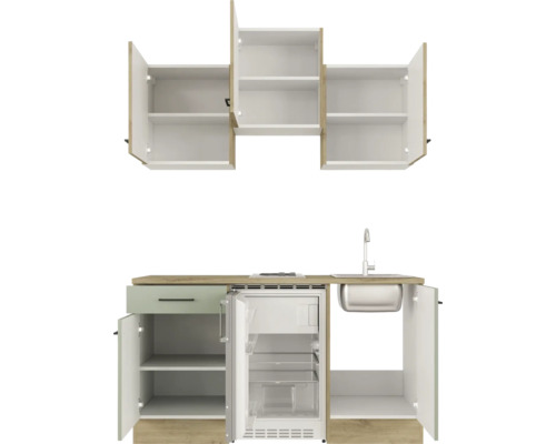 Küchenzeile mit Hängeschränken, Spüle und Kühlschrank